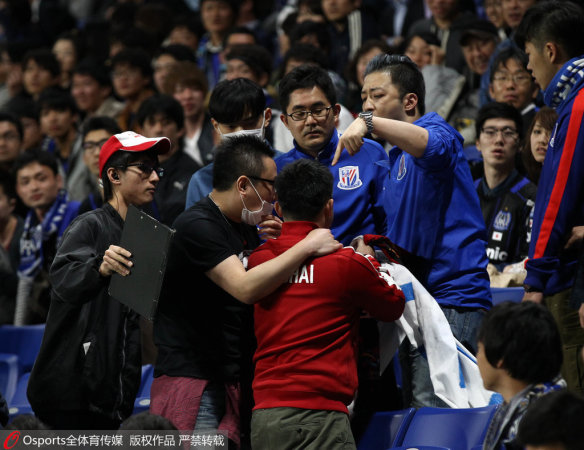  波鸿球迷横幅抗议俱乐部管理层  