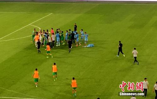  亚平宁德比战平，两队球迷爆发冲突  