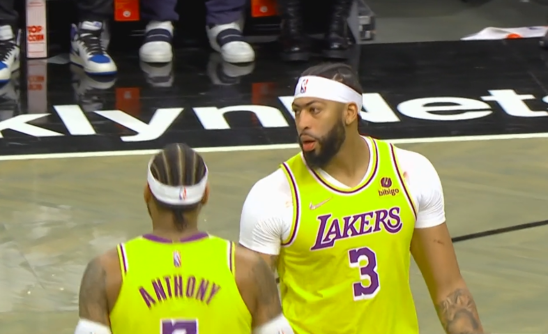  詹姆斯狂砍三双助湖人逆转击败凯尔特人